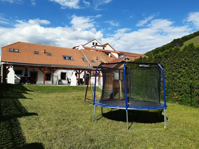 Zahrada s hřištěm